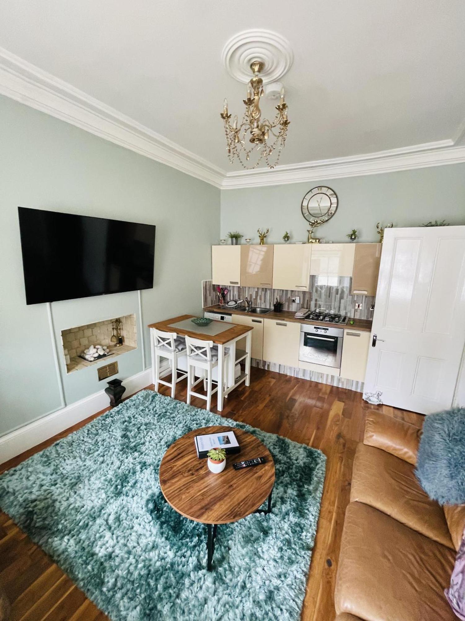 Charming 2-Bedroom Apartment Located In Ayr Exterior photo
